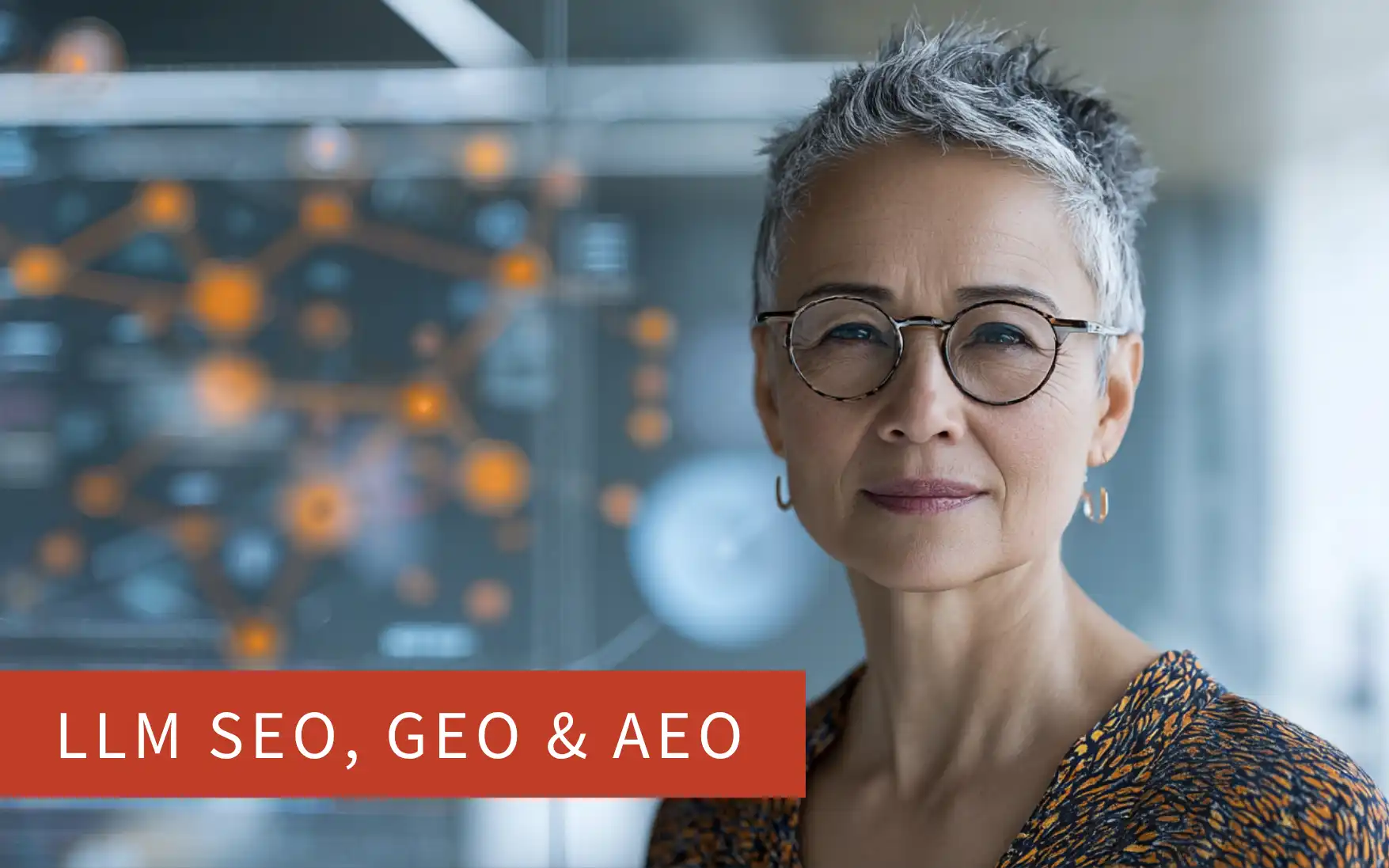 Businessfrau mit Kurzhaarfrisur und Brille vor digitaler Datenvisualisierung – Fokus auf LLM SEO, GEO & AEO für KMU und Startups