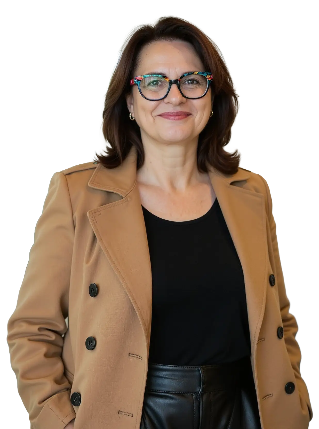 Martina Müllender, KI-Beraterin und Webdesignerin aus Koblenz, trägt einen beigen Mantel und schwarze Kleidung, mit einem selbstbewussten Lächeln.